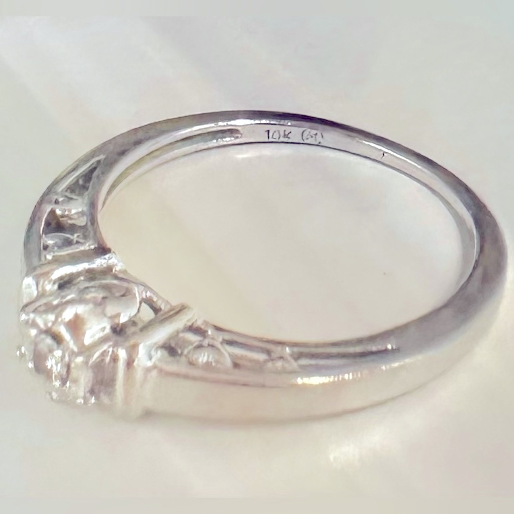 10k White Gold Diamond Ring